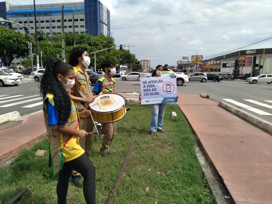 Ação da SMTT conscientiza condutores sobre riscos do uso do celular ao volante - SMTT Aracaju